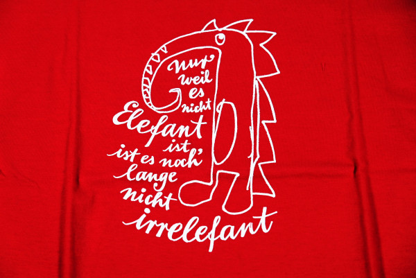 T-Shirt "Nur weil es nicht Elefant ist..." rot